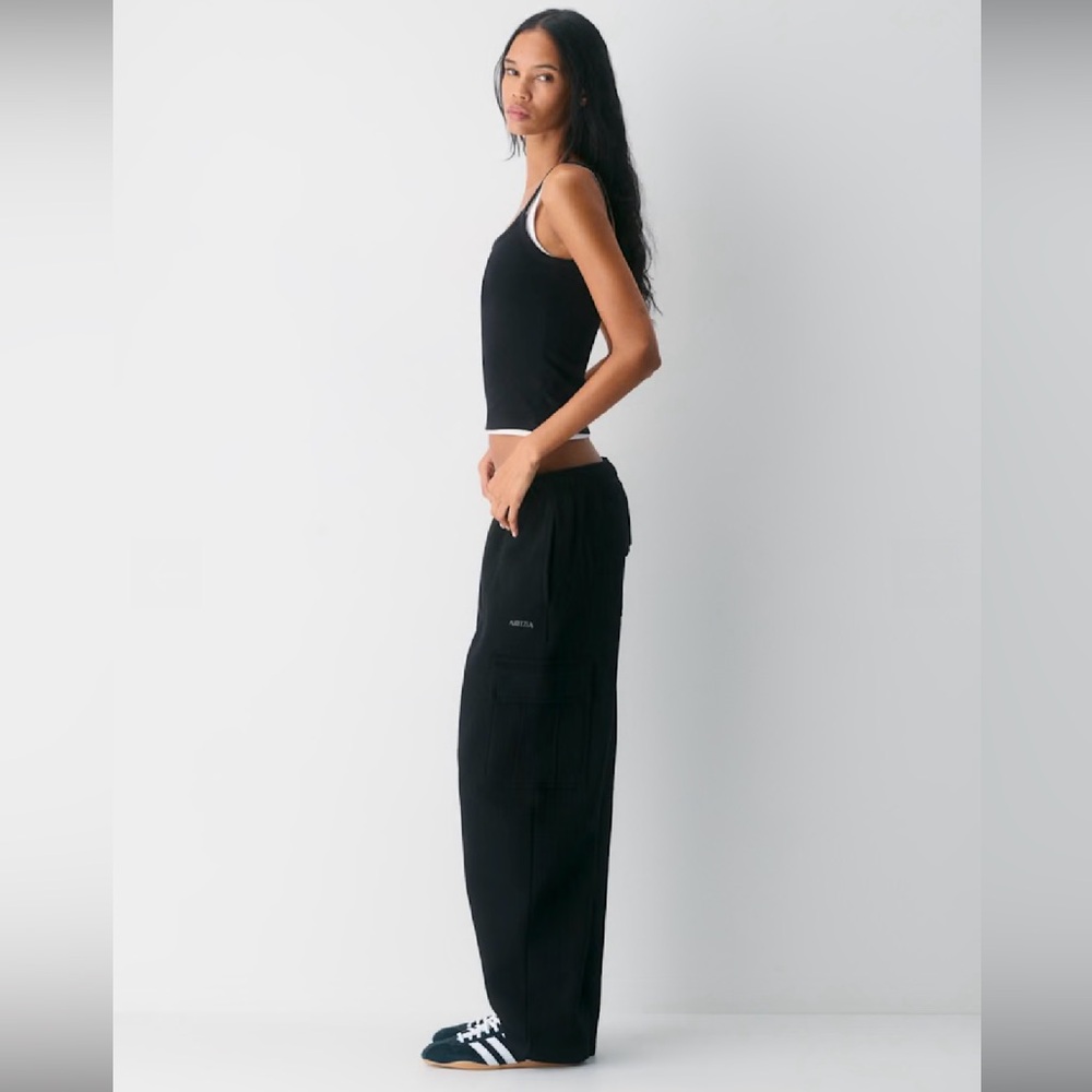 BNWT - Aritzia - Cozy Sweatfleece Mega Cargo Sweatpants